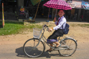 Asien, Laos, Binnenstaat, Südostasien, Indochinesische Halbinsel, Etappe Vientiane - Nam Ngum Radfahrer Asien, Laos, Binnenstaat, Südostasien, Indochinesische Halbinsel, Etappe Vientiane - Nam Ngum Radfahrer